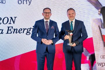 Artur Warzocha (z prawej) oraz&nbsp;wręczający nagrodę Robert Jakubik, Dyrektor Departamentu Komunikacji i&nbsp;Promocji Funduszy Europejskich, Ministerstwo Funduszy i&nbsp;Polityki Regionalnej