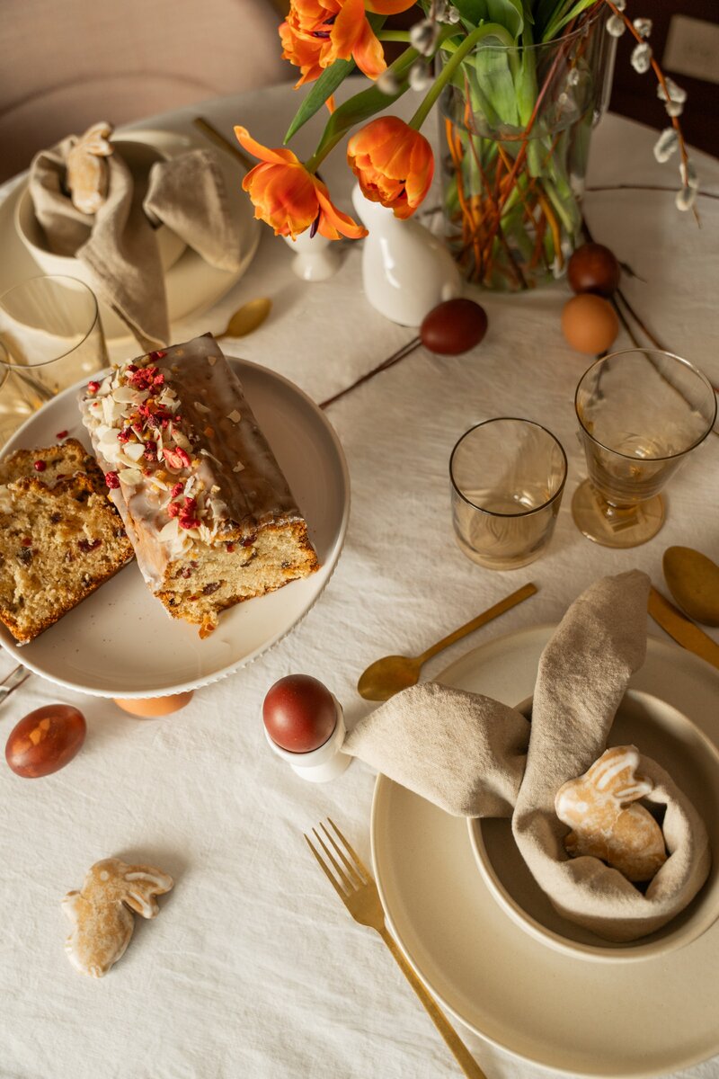 Naturalne materiały, ciepłe kolory i&nbsp;swobodne detale tworzą wielkanocną aranżację bez presji &ndash; stylową, przytulną i&nbsp;bliską naturze