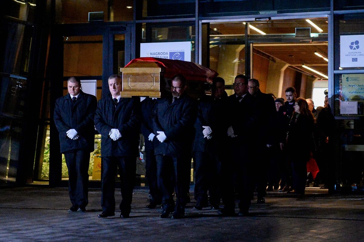 Kondukt żałobny z trumną Pawła Adamowicza wychodzi z budynku ECS 