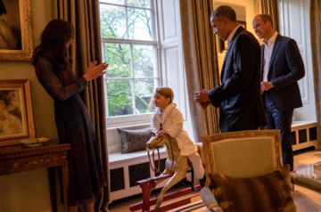 Książę George przywitał się z&nbsp;Barackiem Obamą