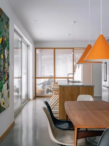 Architekci postawili dom przy samym strumieniu. Efekt? Czysta magia. Projekt EM architecture 