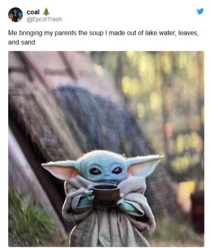 Baby Yoda pijący zupę i mem zainspirowany sceną 