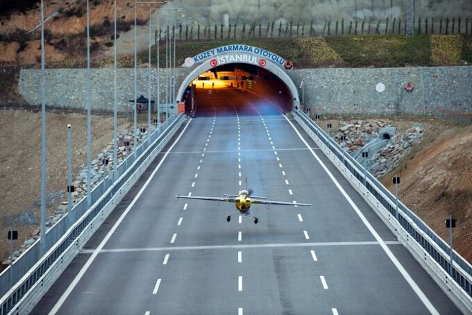 Przelot tunelem autostrady