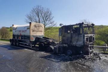 Spalona ciężarówka, która zablokowała trasę M62 