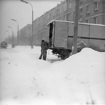 Rozładunek ciężarówki na ul. Malczewskiego 