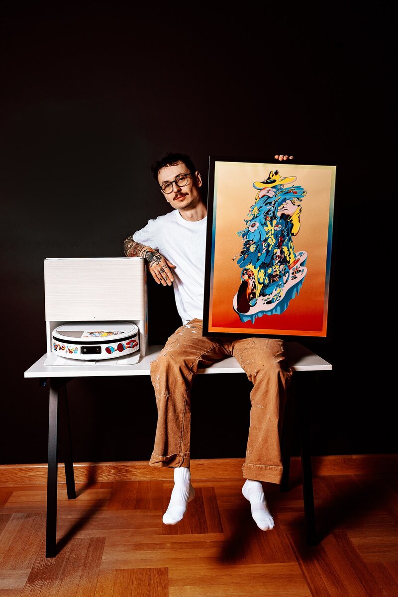 Unikatowy robot Roomba Max 705 Combo ręcznie ozdobiony przez Karola Banacha oraz&nbsp;autorski plakat &ndash; wyjątkowy zestaw przygotowany przez iRobot i&nbsp;DLF na&nbsp;aukcję Wielka Orkiestra Świątecznej Pomocy, z&nbsp;kt&oacute;rej doch&oacute;d wesprze cel 33. Finału WOŚP