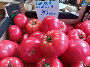 Ceny pomidor&oacute;w na&nbsp;warszawskim bazarze