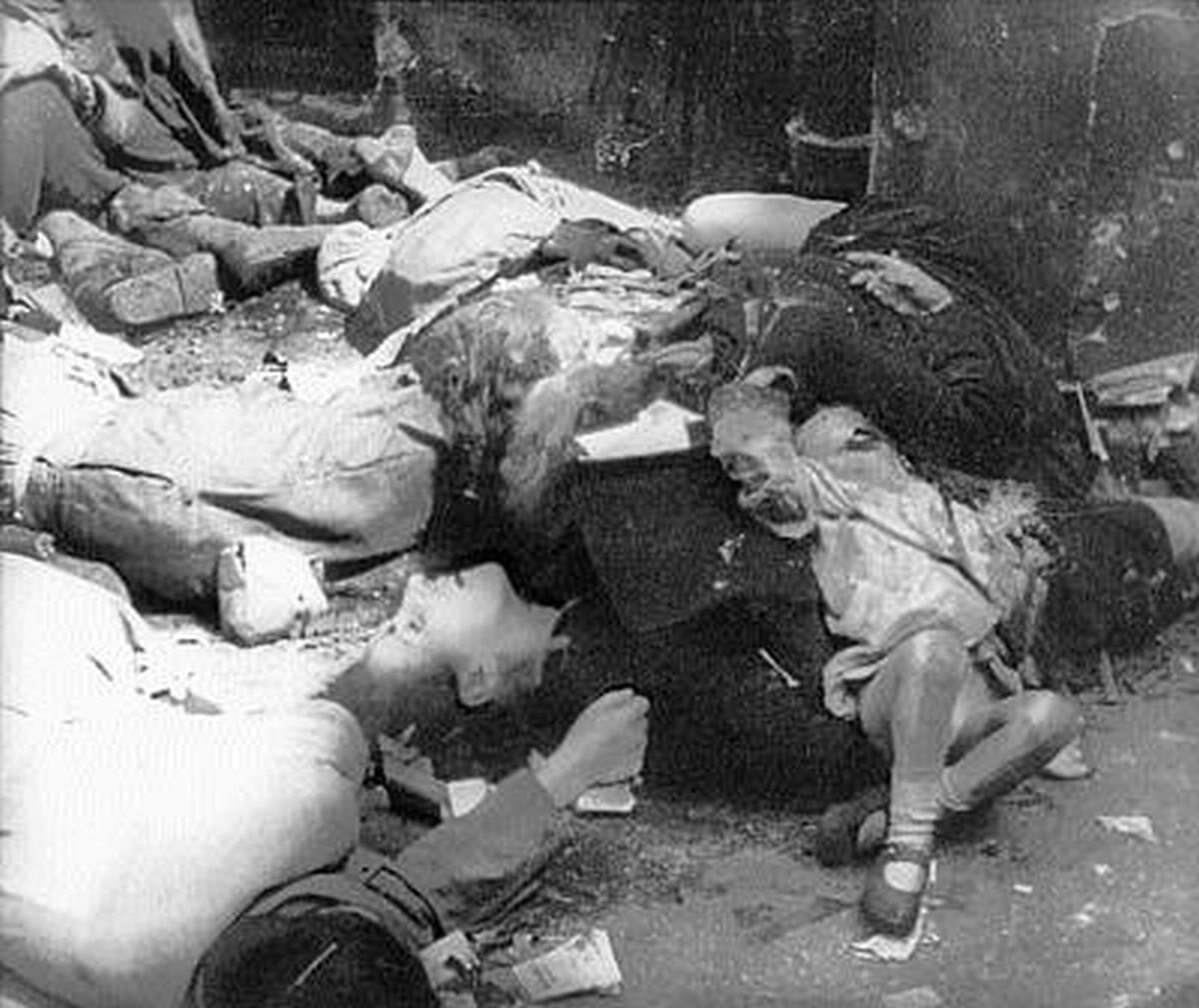 Polscy cywile zamordowani przez Niemców w czasie powstania warszawskiego, w egzekucji przy ul. Marszałkowskiej 111 Polscy cywile zamordowani przez Niemców w czasie powstania warszawskiego, w egzekucji przy ul. Marszałkowskiej 111
