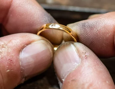 Miniatura: Znalazł pierścień pod warstwą błota. To...