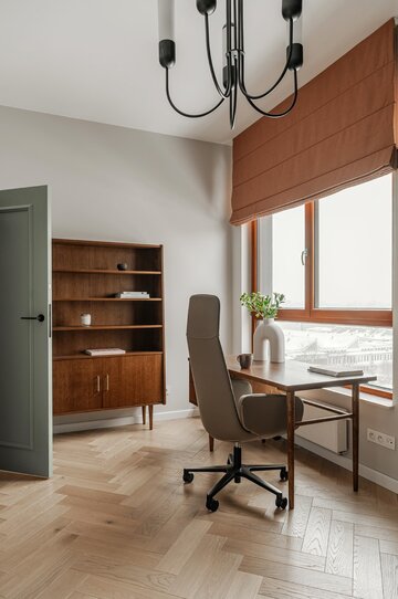 Projekt mieszkania na warszawskim Mokotowie autorstwa Deer Design to przykład spójnej aranżacji, w której funkcjonalność, kolor i jakość wykonania tworzą harmonijną, dopracowaną w każdym detalu przestrzeń do życia 