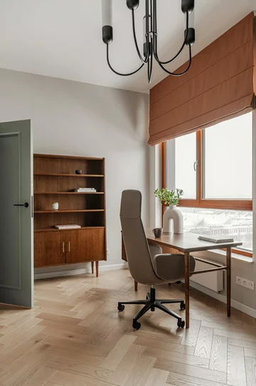 Projekt mieszkania na warszawskim Mokotowie autorstwa Deer Design to przykład spójnej aranżacji, w której funkcjonalność, kolor i jakość wykonania tworzą harmonijną, dopracowaną w każdym detalu przestrzeń do życia 