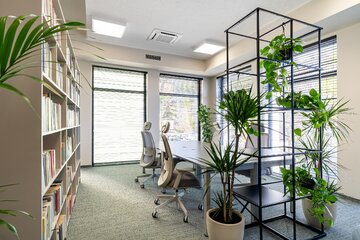 Miejska Biblioteka Publiczna w&nbsp;Nisku po&nbsp;metamorfozie. Nowe wnętrza łączą funkcje tradycyjnej czytelni z&nbsp;przestrzeniami do&nbsp;nauki, odpoczynku, zabawy i&nbsp;spotkań