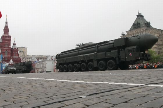 Rosyjski strategiczny pocisk balistyczny Topol-M przystosowany do przenoszenia trzech głowic jądrowych (fot. EPA/SERGEI CHIRIKOV/PAP)