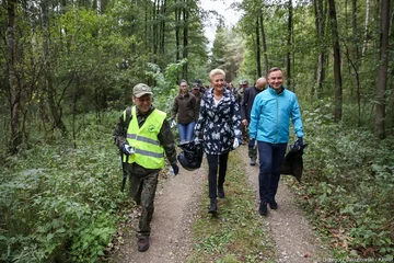 Akcja #sprzątaMY las z udziałem pary prezydenckiej 