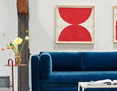 17 pomysłów na aranżację ściany za sofą w salonie. Triki architektów wnętrz