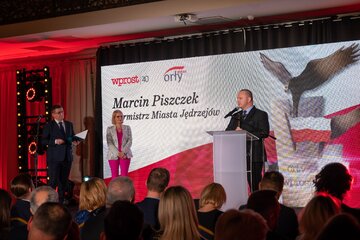 Marcin Piszczek, burmistrz Miasta Jędrzej&oacute;w odbiera nagrodę Orły &bdquo;Wprost&rdquo;. Nagrodę wręczyła Marzena Zielińska, Prezes Zarządu Capital Point i&nbsp;Przewodnicząca Kapituły