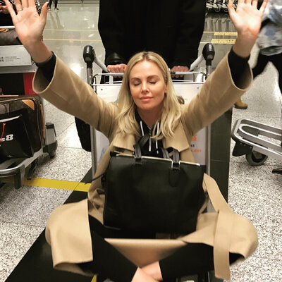 Miniatura: Charlize Theron na Instagramie. Obserwuje...