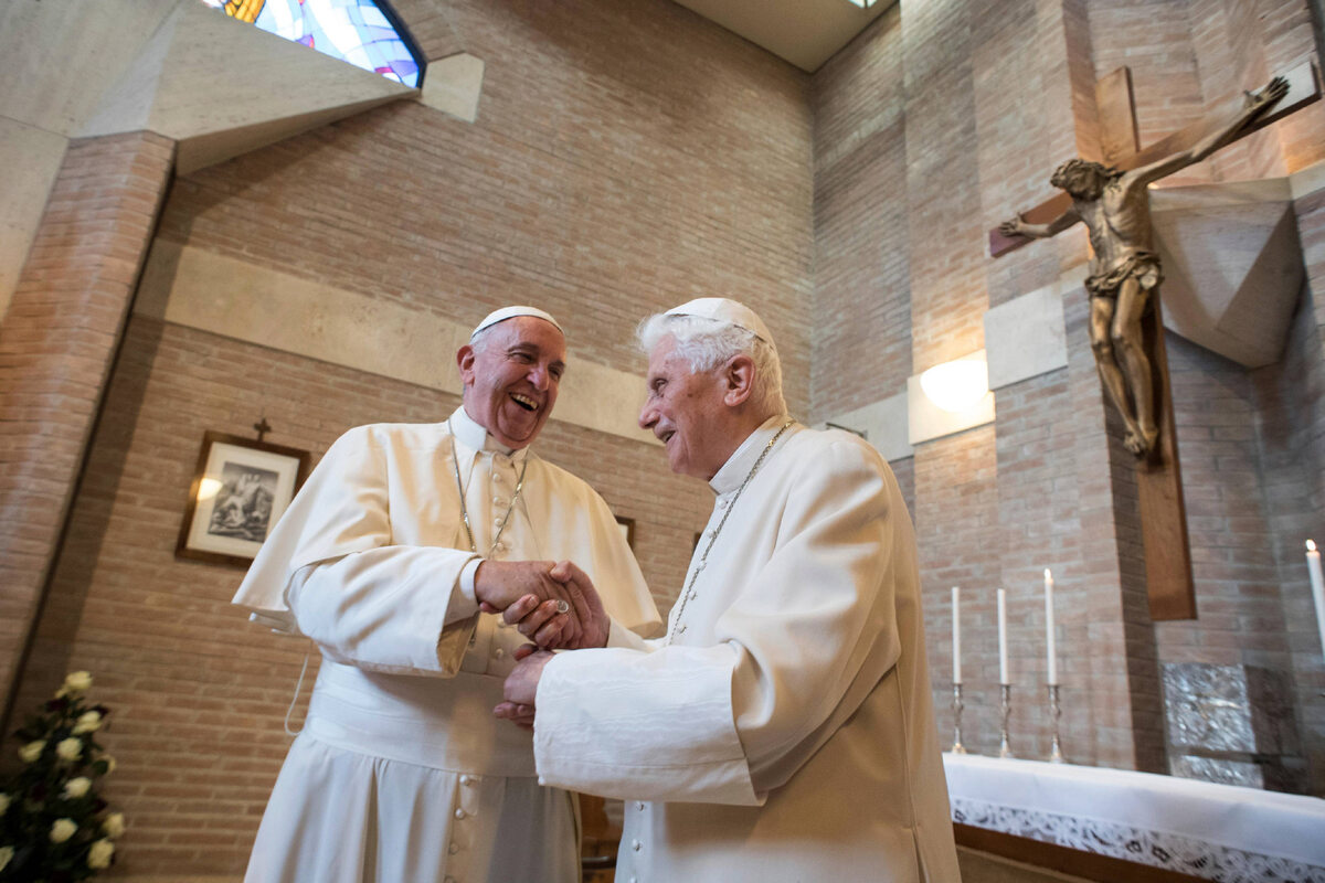 Papież Franciszek i papież senior Benedykt XVI 
