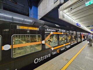 Pociąg Leo Express na dworcu Warszawa Centralna