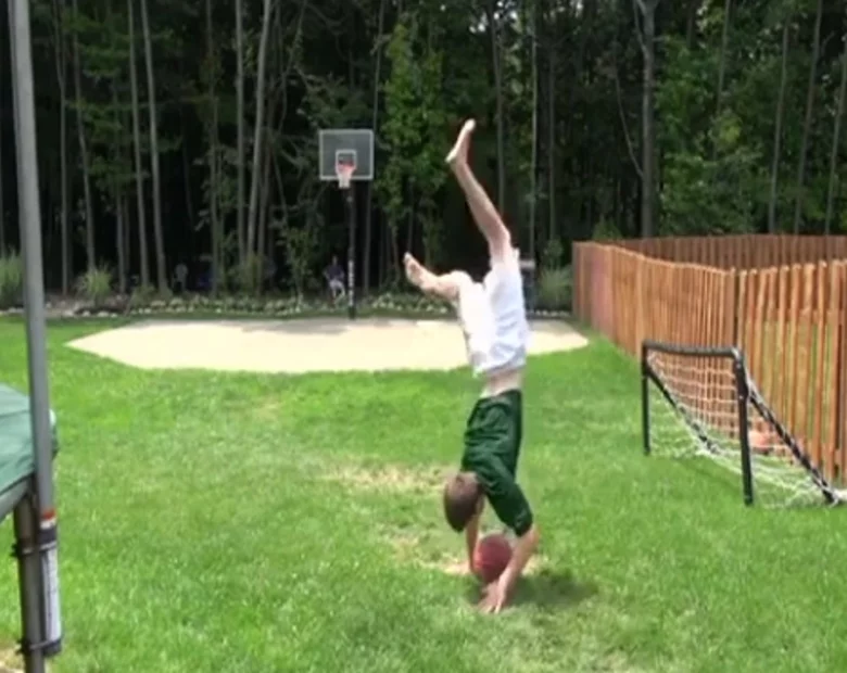 Miniatura: Najpierw salto, potem kosz - niezwykły...