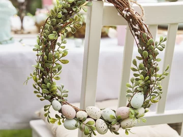 Wianek wielkanocny można również powiesić na oparciu krzesła 