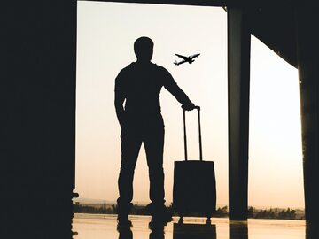Mężczyzna z walizką na lotnisku
