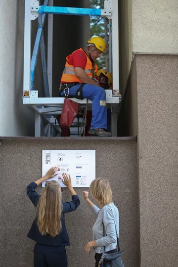 Rozpoczął się montaż metalowego szkieletu najwęższego domu świata (fot. PAP/Rafał Guz )