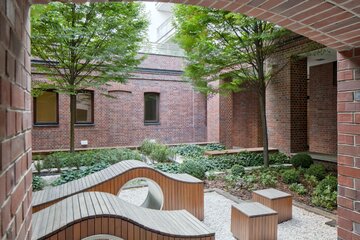 Patio Hoża 55, proj. Bogdan Kulczyński