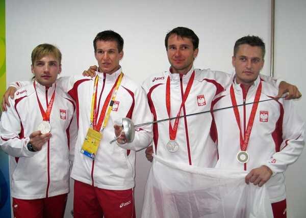 Szpadziści - zdobywcy srebrnego medalu - Tomasz Motyka, Radosław Zawrotniak, Adam Wiercioch i Robert Andrzejuk, fot. PAP