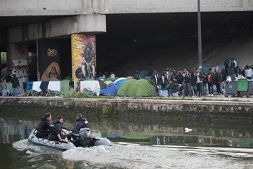 Służby przetransportowały migrantów do ośrodków w stolicy Francji 