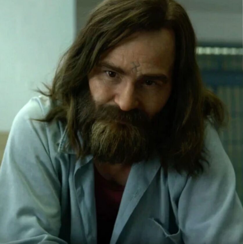 Damon Herriman jako Charles Manson w serialu „Mindhunter” 