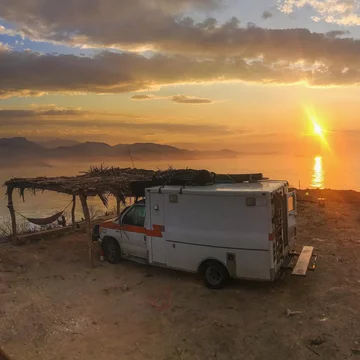 Karetka przerobiona na mieszkanie 