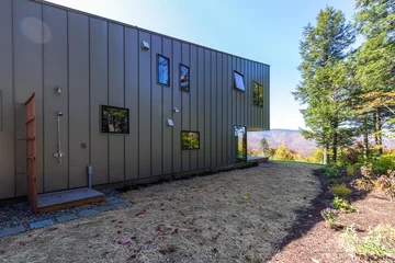 The Berghaus Hunter w Catskills łączy naturalne drewno, modernistyczne wyposażenie i duże przeszklenia otwierające wnętrze na górski krajobraz 