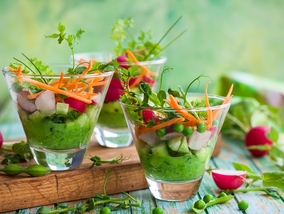 Efektowna i zdrowa! Wiosenna sałatka na puree z zielonego groszku