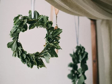 Urocze wianuszki zaplecione z gałązek zimozielonych krzewów. Znakomita dekoracja do powieszenia w oknie 