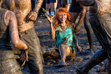 Błotne kąpiele sprawiają wiele radości uczestnikom Przystanku Woodstock, fot. PAP/EPA/SVEN HOPPE