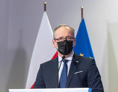 Miniatura: Adam Niedzielski na zdjęciu z manekinem. W...