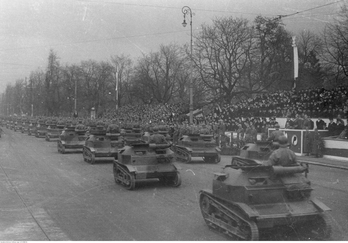Przejazd tankietek TK-3 podczas defilady na placu Na Rozdrożu w Warszawie Obchody Święta Niepodległości w 1936 roku