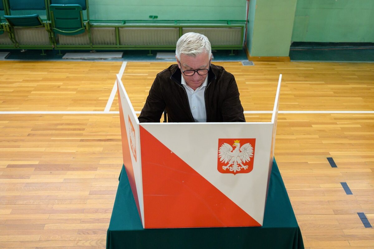 Jacek Jaśkowiak Ubiegający się o reelekcję prezydent miasta Jacek Jaśkowiak głosuje w jednym z lokali wyborczych w Poznaniu