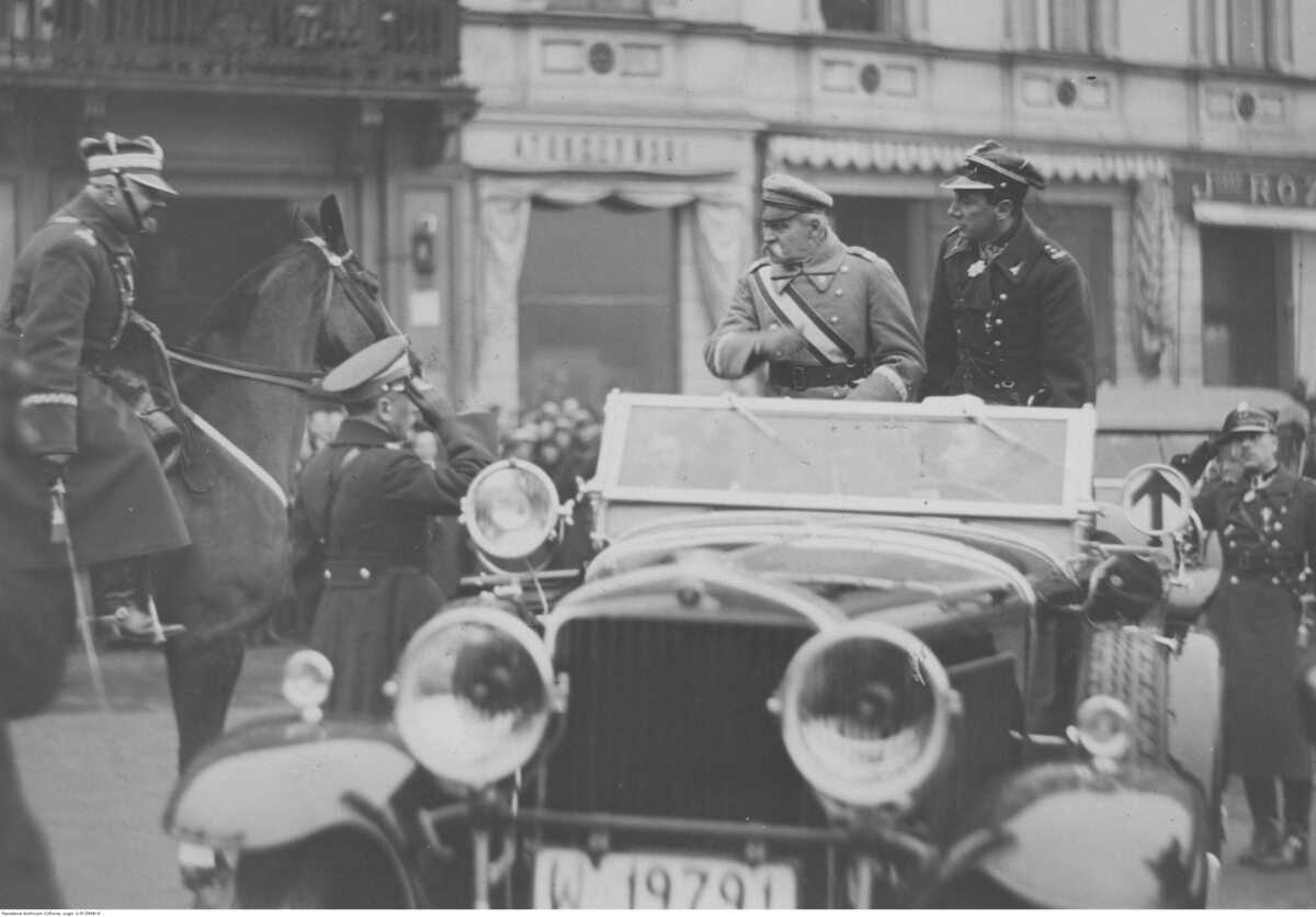 Józef Piłsudski w towarzystwie ppłk. Józefa Becka przyjmuje raport od wiceministra spraw wojskowych Obchody Święta Niepodległości w 1929 roku