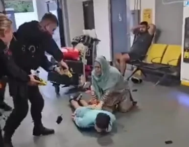 Miniatura: Brutalna interwencja policji na lotnisku w...