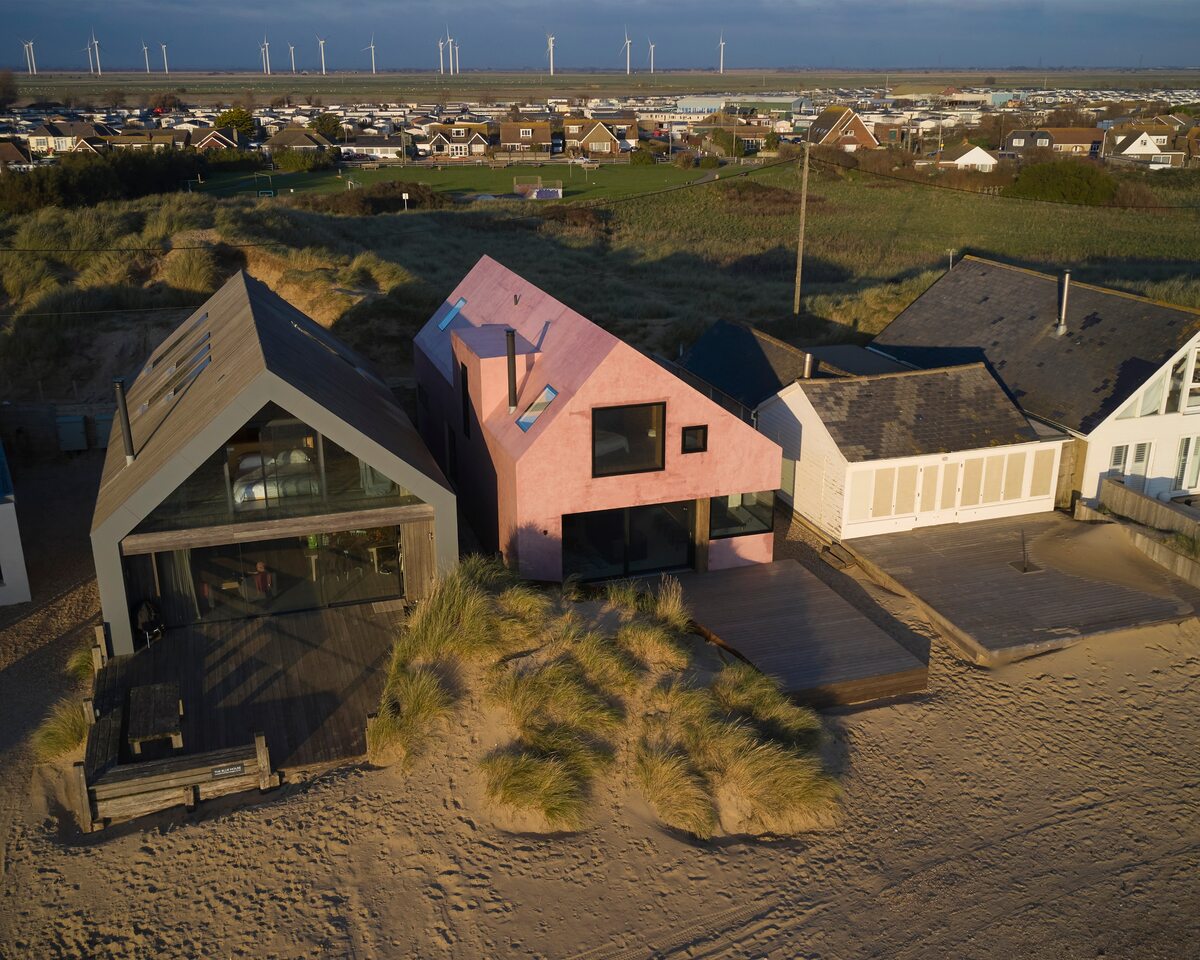 Różowy domek na plaży, projekt RX Architects RIBA, różowy domek na plaży