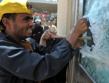 Protestanci w Jemenie szturmują ambasadę USA (fot. PAP/EPA/YAHYA ARHAB)