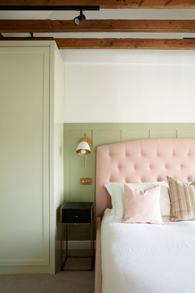 Boazeria angielska za zagłówiem łóżka – tradycyjne kształty, nowoczesne zestawienie kolorów!