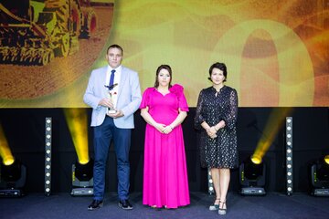 Anna Papka z&nbsp;McDonald's (po prawej) i&nbsp;nagrodzeni &ndash; Maria i&nbsp;Sławomir Snela