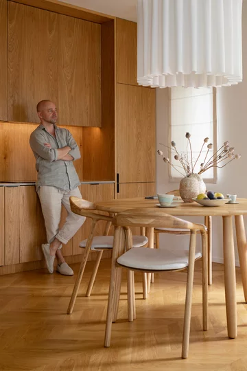 BXB studio stworzyło hybrydowe wnętrze w Warszawie – biuro i mikroapartament w jednym. Projekt zdobył European Property Awards 2025–2026 