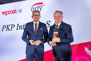 Krzysztof Świerczek (z prawej) oraz&nbsp;wręczający nagrodę Robert Jakubik, Dyrektor Departamentu Komunikacji i&nbsp;Promocji Funduszy Europejskich, Ministerstwo Funduszy i&nbsp;Polityki Regionalnej