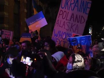 Protest przed rosyjską ambasadą w Warszawie 