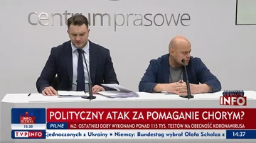 TVP Info o sprawie Łukasza Mejzy Media publiczne na swój sposób relacjonowały konferencję Łukasza Mejzy. „Polityczny atak za pomaganie chorym?” – brzmiał jeden z pasków.