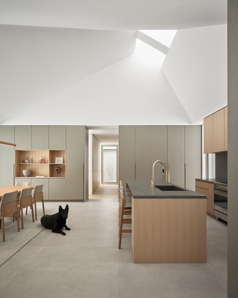 Ridge House &ndash; prosta bryła dopasowana do&nbsp;terenu, z&nbsp;dachem nawiązującym do&nbsp;linii krajobrazu, projekt Superk&uuml;l